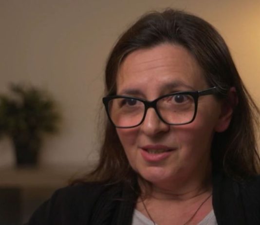 Jasmina je nakon smrti roditelja nasledila 2 saksije, a njen brat 3 kuće i 2 placa: Ali tek nakon ovih reči shvatila je surovu istinu koja joj je slomila srce